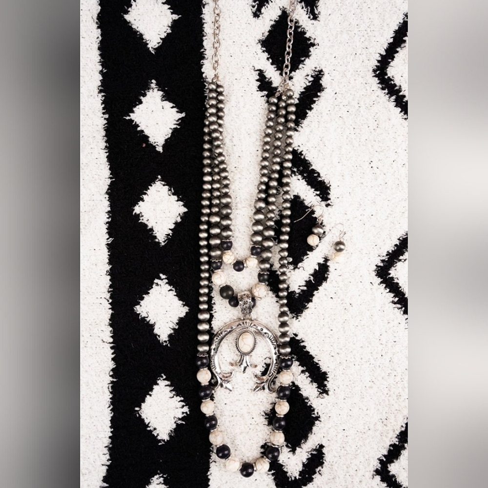 BLACK & WHITE LAY LAKE NAJA SILVER PEARL NECKLACE AND EARRING SET
